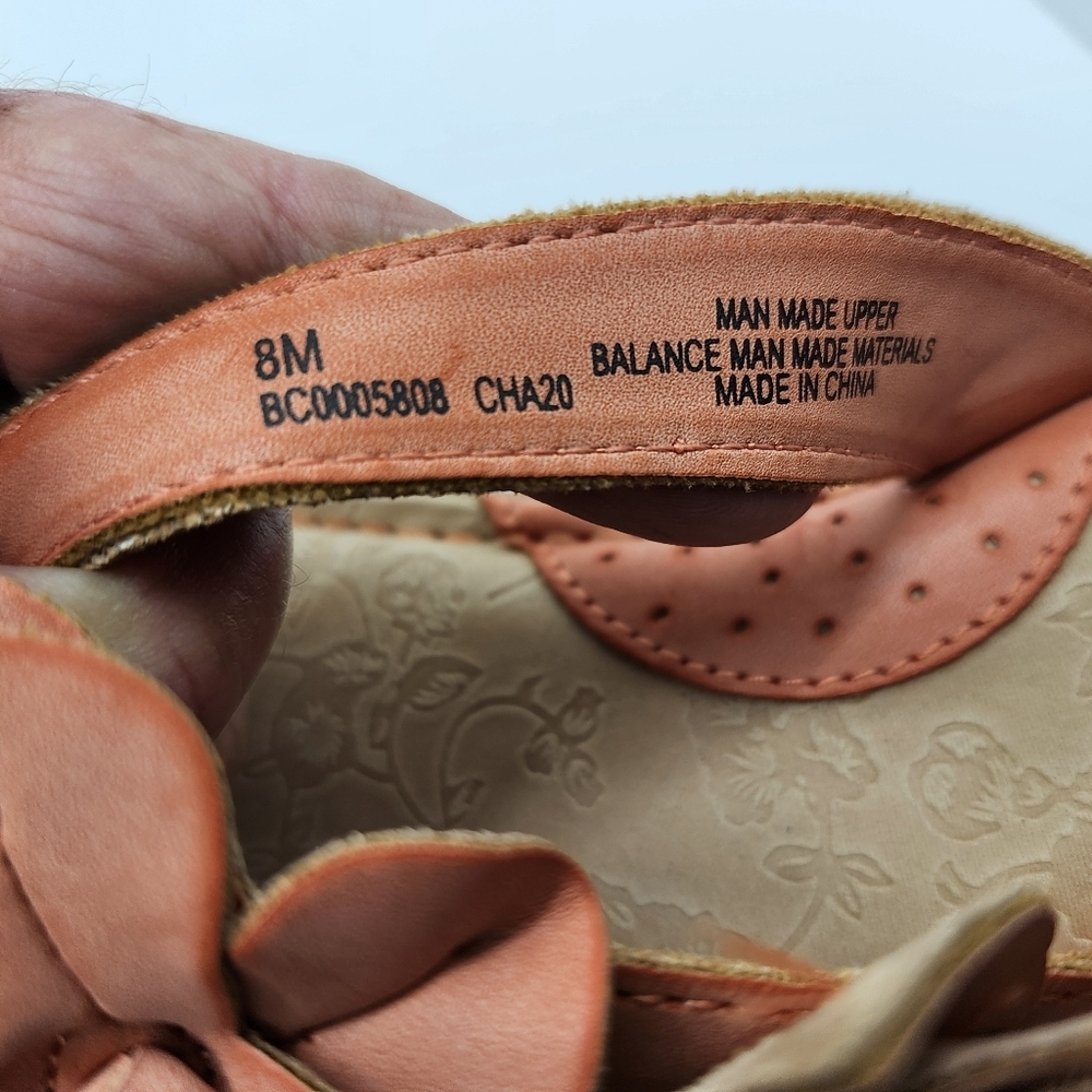 b.o.c  Born Womens Thong Sandals‎ 8M Orange Vegan Leather Flower Flip Flop Slide - Picture 8 of 8